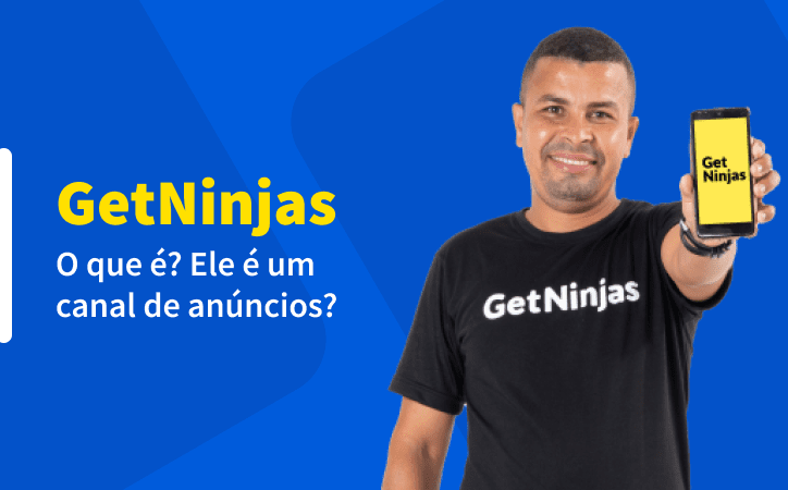 Homem vestindo camiseta preta com logo do GetNinjas, segurando um celular na mão. Fundo da imagem é azul escrito GetNinjas "o que é? Ele é um canal de anúncios"