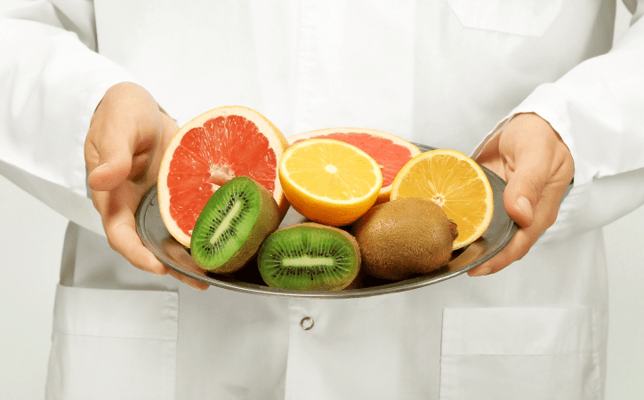 nutricionista segurando um prato com frutas