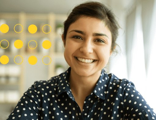 Mulher sorrindo para a câmera com ilustrações de círculos amarelos no fundo