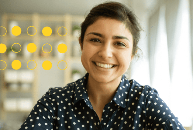 Mulher sorrindo para a câmera com ilustrações de círculos amarelos no fundo
