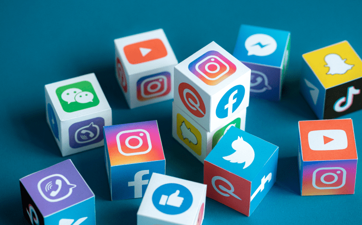 Vários blocos com os símbolos das redes sociais estampando.