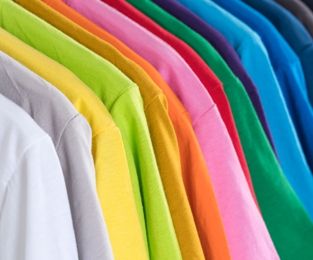camisetas organizadas por cores, da mais clara para a mais escura