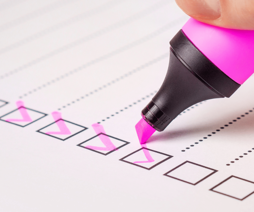 checklist com as tarefas feitas marcadas com uma caneta rosa